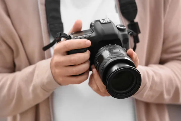 Fotógrafo Masculino Con Cámara Profesional Vista Cerca — Foto de Stock