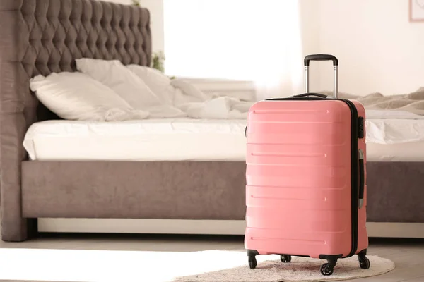 五颜六色的手提箱挤满了在卧室里旅行 文本空间 — 图库照片