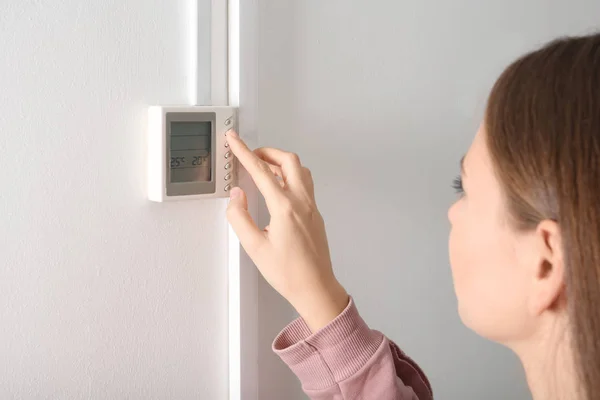 Mujer Ajustando Termostato Pared Blanca Sistema Calefacción — Foto de Stock