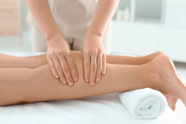 Donna Che Riceve Massaggio Alle Gambe Nel Centro Benessere Primo — Foto Stock
