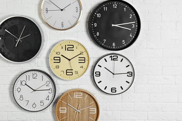 Diferentes Relojes Analógicos Colgando Pared Blanca Hora Del Día — Foto de Stock