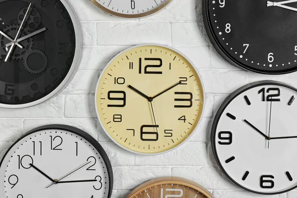 Diferentes Relojes Analógicos Colgando Pared Blanca Hora Del Día — Foto de Stock