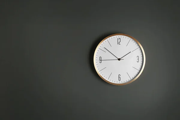 灰色の壁 テキスト用のスペースにぶら下がっているスタイリッシュなアナログ時計です 日の時間 — ストック写真