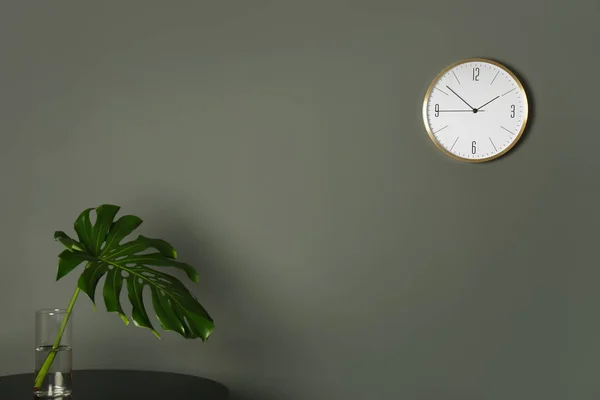 Relógio Analógico Parede Cinza Dentro Casa Hora Dia — Fotografia de Stock