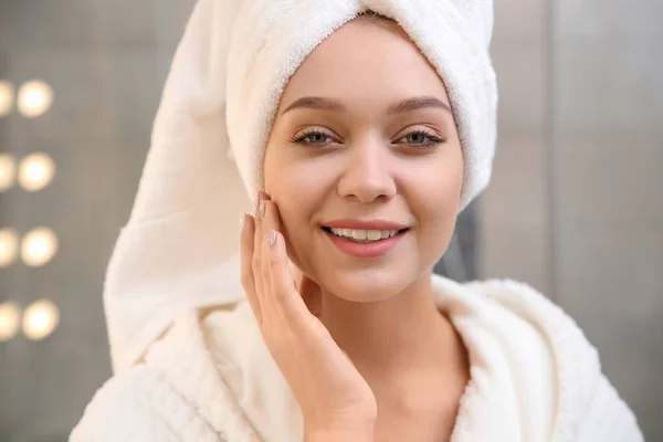 Portret Van Mooie Vrouw Met Handdoek Kop Badkamer — Stockfoto