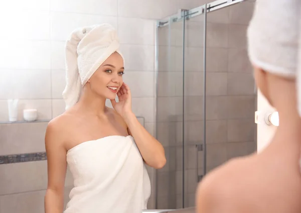 美丽的妇女与干净的毛巾附近镜子在浴室 — 图库照片