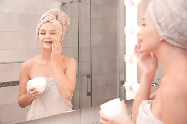 Bella Donna Con Asciugamani Puliti Applicare Crema Viso Bagno — Foto Stock