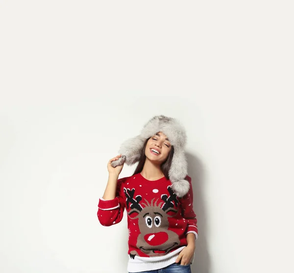 Młoda Kobieta Christmas Sweter Kapelusz Białym Tle — Zdjęcie stockowe
