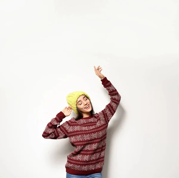 Genç Kadın Sıcak Kazak Beyaz Zemin Üzerine Örme Şapka Noel — Stok fotoğraf