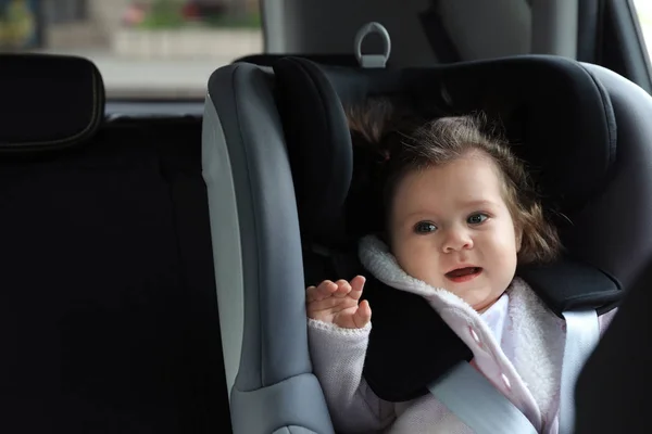Niedliches Kind Sitzt Sicherheitsstuhl Auto — Stockfoto