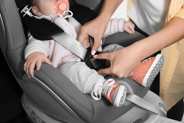 Madre Sujetando Asiento Seguridad Del Bebé Niño Dentro Del Coche — Foto de Stock