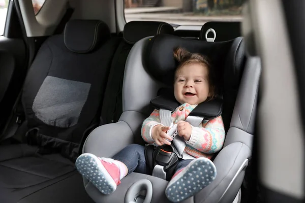 Niedliches Kind Sitzt Sicherheitsstuhl Auto — Stockfoto