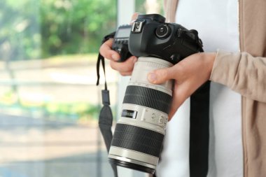 Erkek fotoğrafçı ile profesyonel kamera arka plan bulanık. Metin için yer