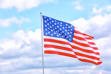 Amerikan bayrağı açık havada bulutlu gün. Metin için yer