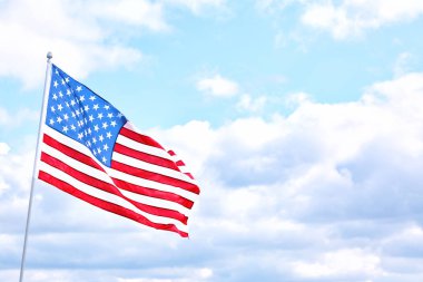 Amerikan bayrağı açık havada bulutlu gün. Metin için yer