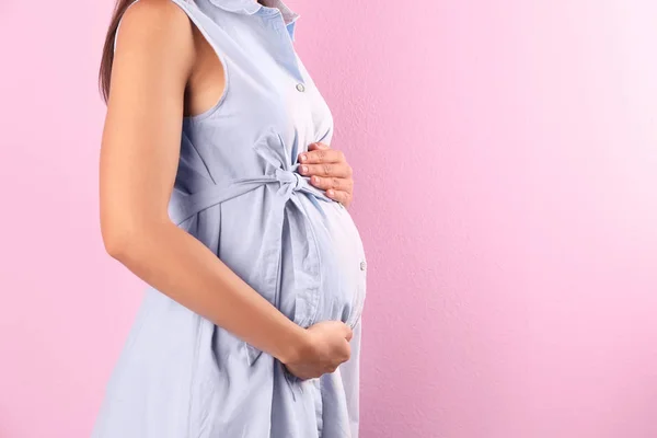 Kobieta Ciąży Pozowanie Kolor Tła Zbliżenie Miejsca Tekst — Zdjęcie stockowe