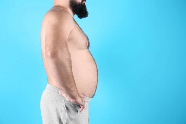 Dicker Mann Auf Farbigem Hintergrund Platz Für Text Gewichtsverlust — Stockfoto