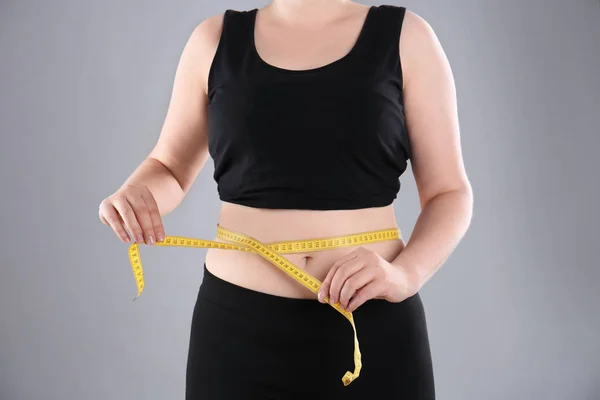 Übergewichtige Frau Misst Taille Vor Gewichtsverlust Auf Farbigem Hintergrund — Stockfoto