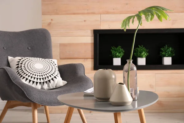 Salon Intérieur Avec Vases Sur Table Fauteuil Près Mur Bois — Photo