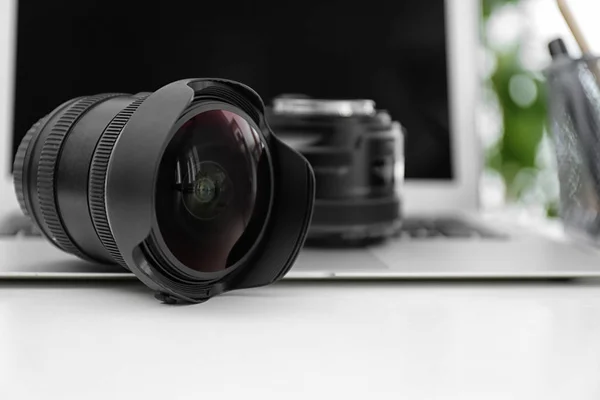 Lentes Câmera Laptop Mesa Branca Equipamento Para Fotógrafo Profissional — Fotografia de Stock