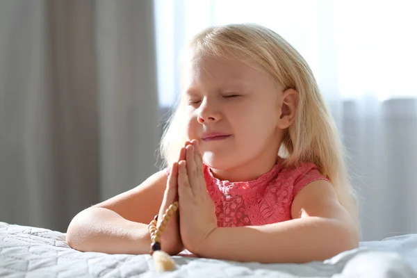 Χαριτωμένο Μικρό Κορίτσι Χάντρες Προσεύχεται Στο Υπνοδωμάτιο — Φωτογραφία Αρχείου
