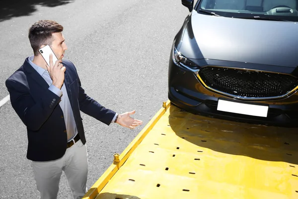 Hombre Hablando Por Teléfono Cerca Coche Roto Remolque Aire Libre —  Fotos de Stock