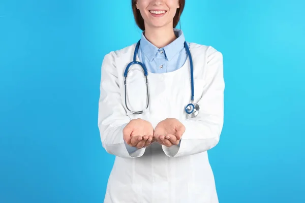 Kvinnliga Läkare Visar Öppna Händer Färg Bakgrunden Närbild — Stockfoto