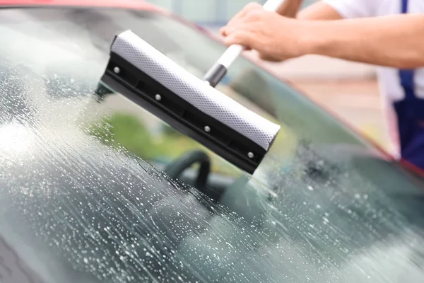 Άνθρωπος Καθαρισμού Παρμπρίζ Υαλοκαθαριστήρας Κινηματογράφηση Πρώτο Πλάνο Υπηρεσία Πλυσίματος Αυτοκινήτων — Φωτογραφία Αρχείου