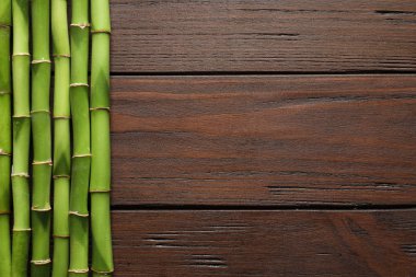 Yeşil Bambu kaynaklanıyor ve ahşap arka plan, üstten görünüm üzerinde metin için yer