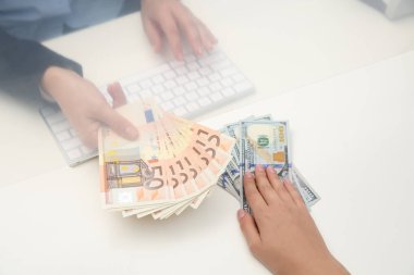 Kadın para nakit bölümü penceresinde, closeup alışverişi