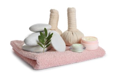 Spa taşlar ve beyaz zemin üzerine havlu ile kompozisyon