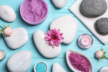 Ahşap arka plan üzerinde spa taşlarla düz yatıyordu kompozisyon