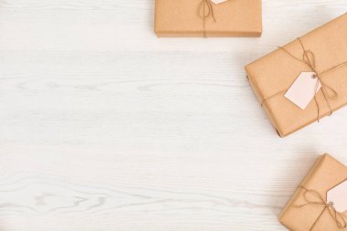 Parsel ve ahşap arka plan üzerinde metin için yer düz yatıyordu kompozisyonu