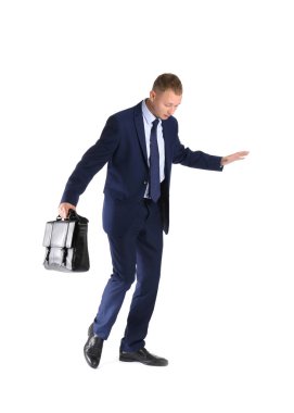 Beyaz arka plan üzerinde dengeleme evrak çantası ile işadamı