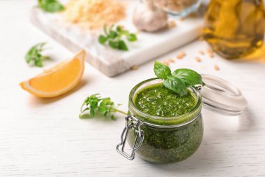Ev yapımı fesleğen pesto sos cam tablo ile kompozisyon