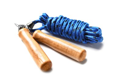 Beyaz arka plan üzerinde ip atlama. Spor malzemeleri