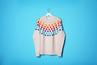 Renkli arka planda şık süveter askısı