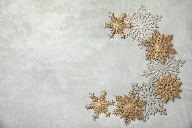 Güzel kar taneleri ve renk arka plan, üstten görünüm üzerinde metin için yer ile kompozisyon. Festival kış tasarım