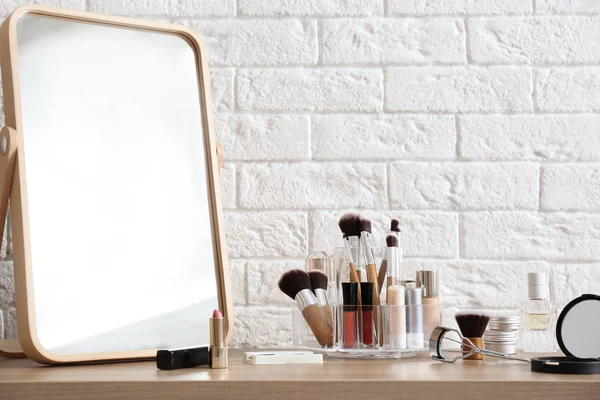 Organizador Con Productos Cosméticos Para Maquillaje Mesa Cerca Pared Ladrillo — Foto de Stock