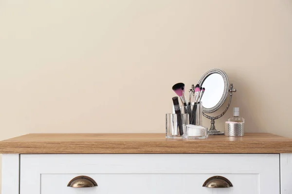 Organizador Con Productos Cosméticos Maquillaje Espejo Mesa Contra Pared Luz —  Fotos de Stock