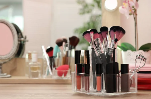 Organizer Met Cosmetische Producten Voor Make Tafel Buurt Van Spiegel — Stockfoto