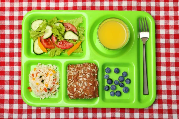 テーブル クロス トップ ビューで健康的な食品のサービング トレイです 学校給食 — ストック写真