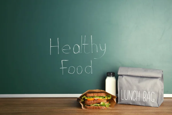 Almuerzo Para Niño Mesa Cerca Pizarra Con Comida Sana Escrita — Foto de Stock