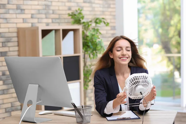 Empresaria Refrescante Del Calor Con Ventilador Pequeño Lugar Trabajo — Foto de Stock