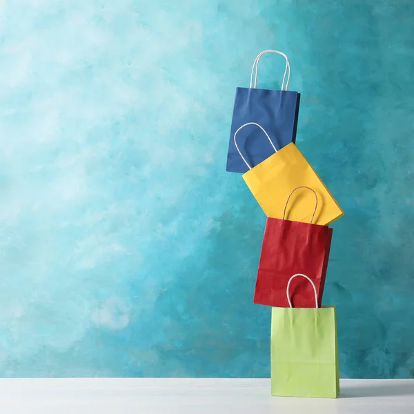 Kleurrijke Papier Boodschappentassen Tafel Tegen Een Achtergrond Met Kleur Ruimte — Stockfoto