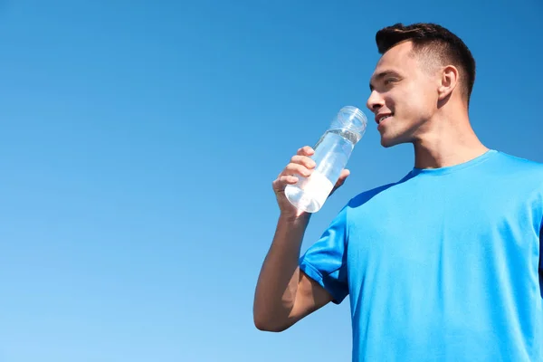 Young Sporty Man Drinking Water Bottle Blue Sky Sunny Day — Stock Photo, Image