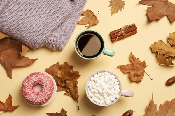 Plat Lag Samenstelling Met Warme Gezellige Dranken Herfstbladeren Kleur Achtergrond — Stockfoto