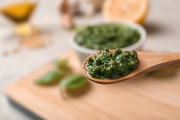 Saus Basil Pesto Buatan Sendiri Dalam Sendok Kayu Atas Meja — Stok Foto