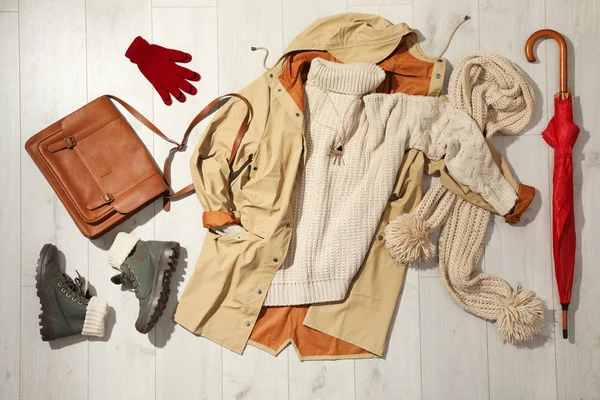 Σύνολο Κομψό Χειμερινό Ντύσιμο Φόντο Ξύλινη Επίπεδη Θέσει — Φωτογραφία Αρχείου