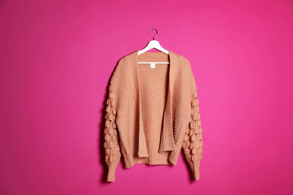 Percha Con Suéter Elegante Sobre Fondo Color — Foto de Stock